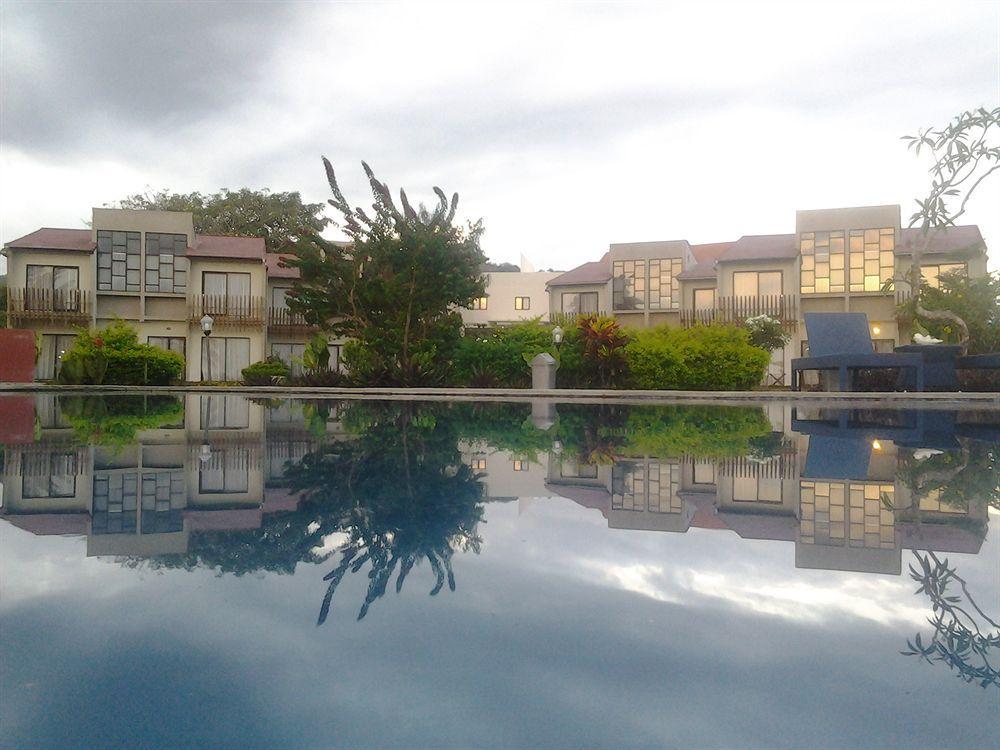 Luwansa Beach Resort Labuan Bajo Esterno foto