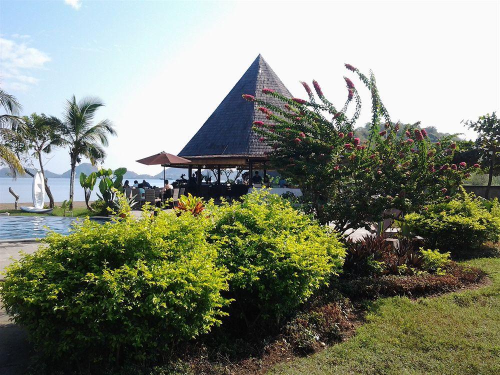 Luwansa Beach Resort Labuan Bajo Esterno foto