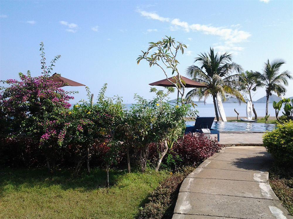 Luwansa Beach Resort Labuan Bajo Esterno foto