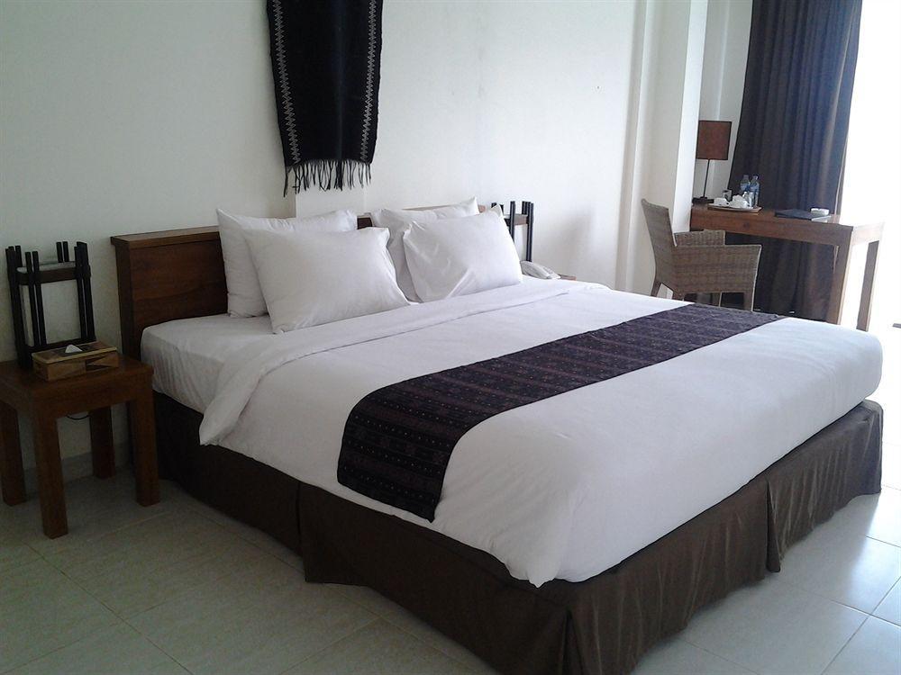Luwansa Beach Resort Labuan Bajo Esterno foto