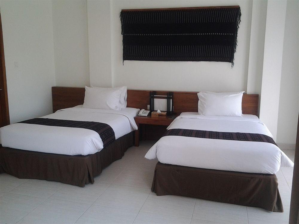 Luwansa Beach Resort Labuan Bajo Esterno foto