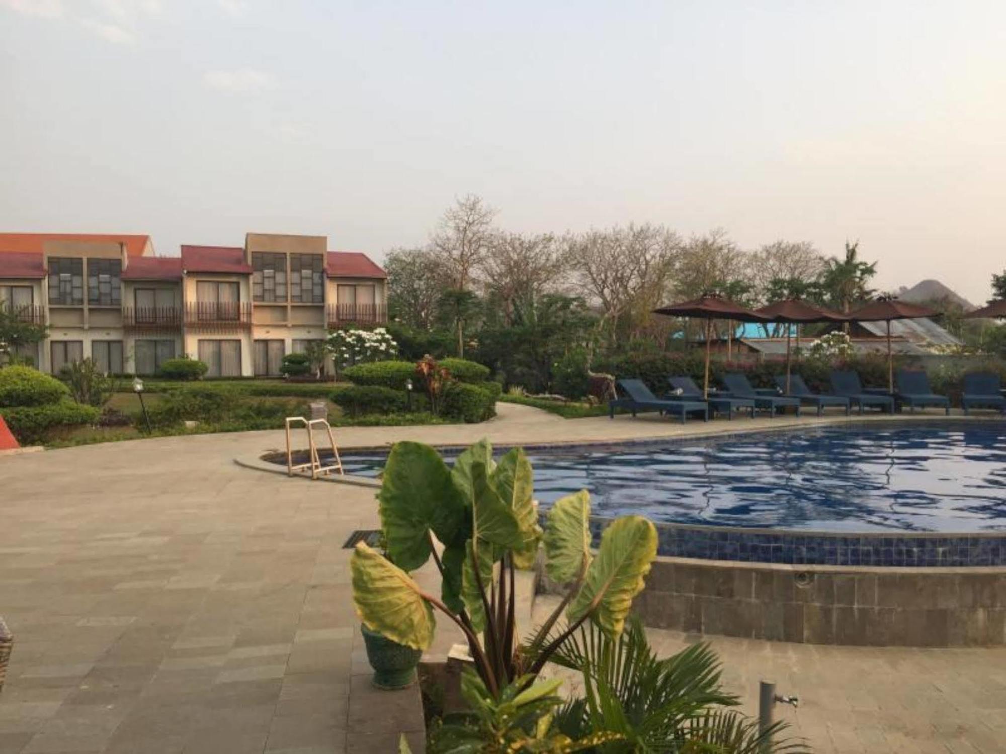 Luwansa Beach Resort Labuan Bajo Esterno foto