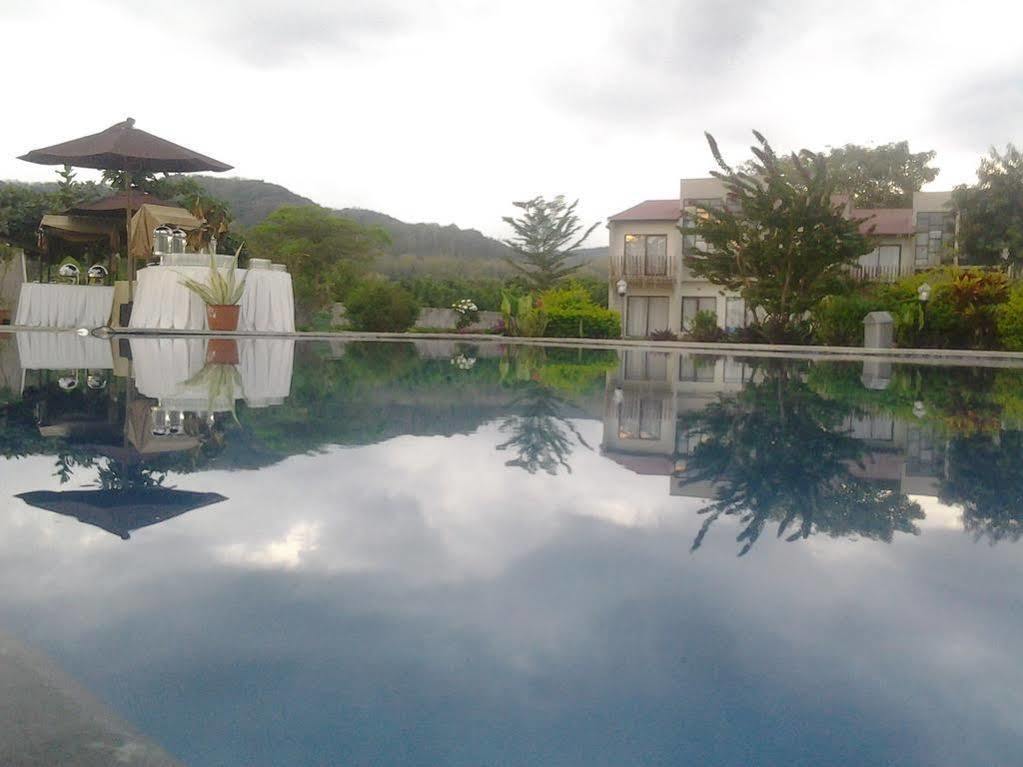 Luwansa Beach Resort Labuan Bajo Esterno foto