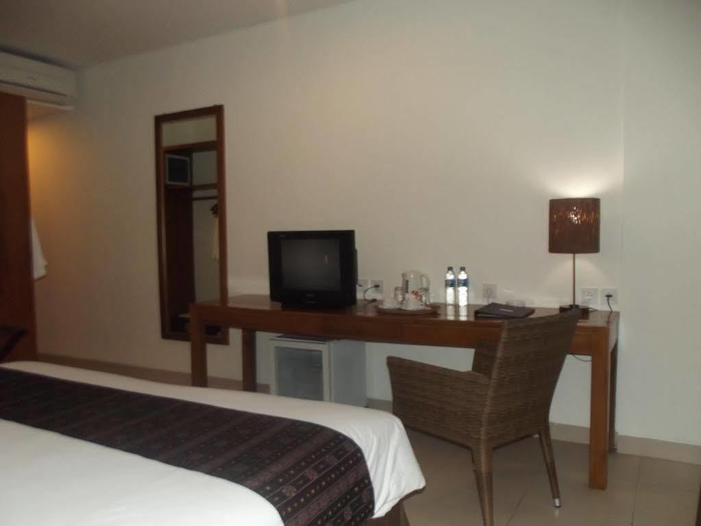 Luwansa Beach Resort Labuan Bajo Esterno foto