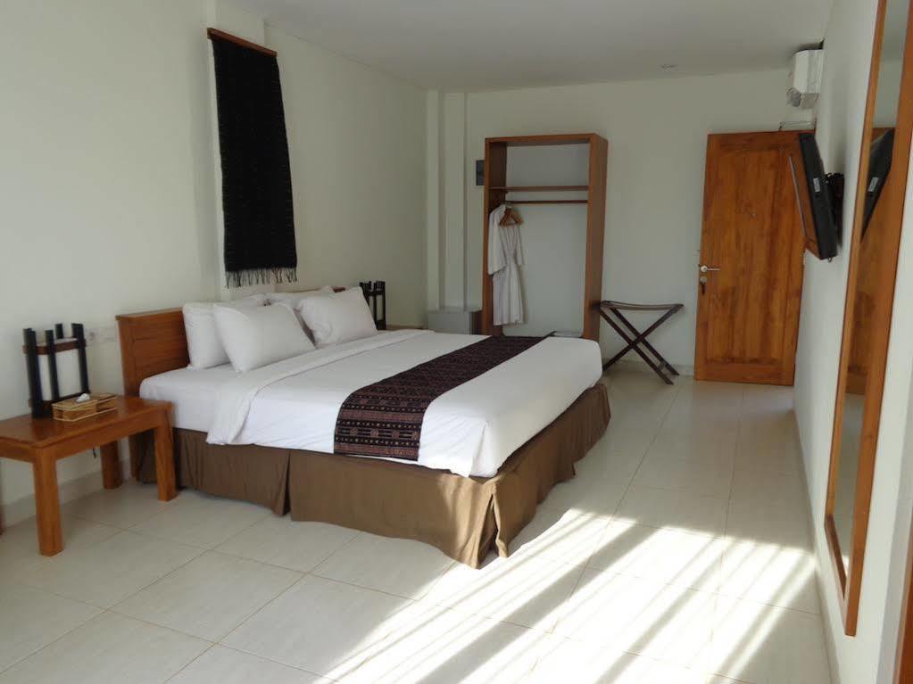 Luwansa Beach Resort Labuan Bajo Esterno foto