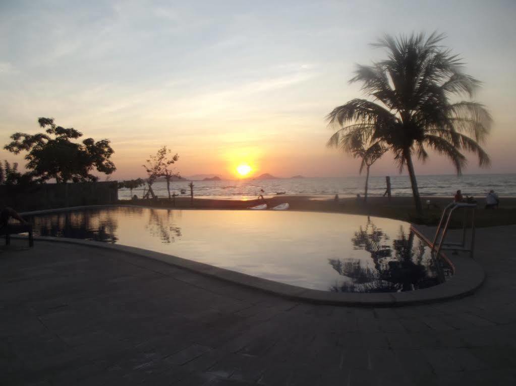 Luwansa Beach Resort Labuan Bajo Esterno foto