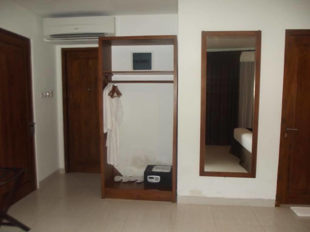 Luwansa Beach Resort Labuan Bajo Esterno foto