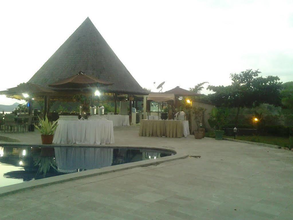 Luwansa Beach Resort Labuan Bajo Esterno foto