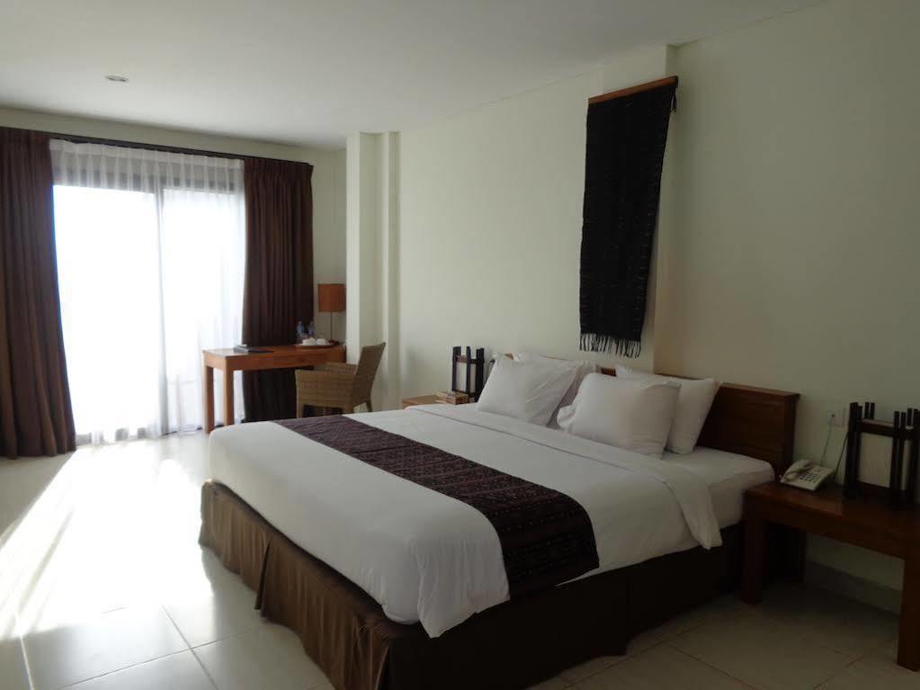 Luwansa Beach Resort Labuan Bajo Esterno foto