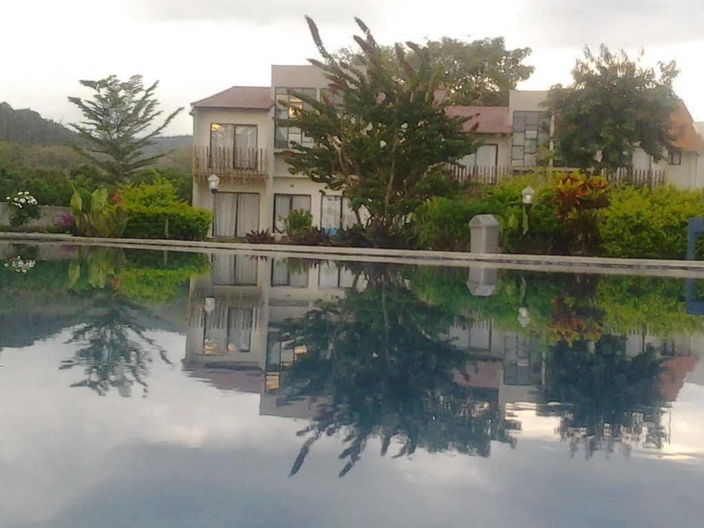 Luwansa Beach Resort Labuan Bajo Esterno foto