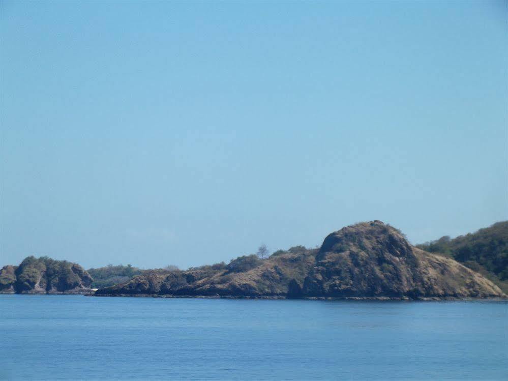 Luwansa Beach Resort Labuan Bajo Esterno foto