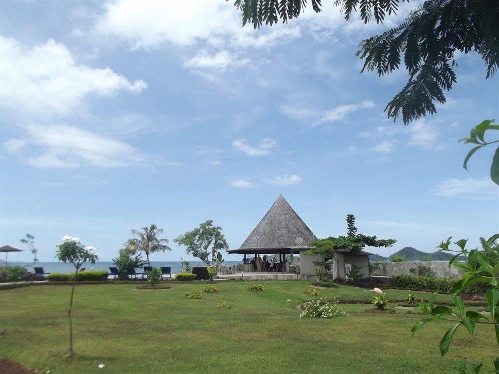 Luwansa Beach Resort Labuan Bajo Esterno foto